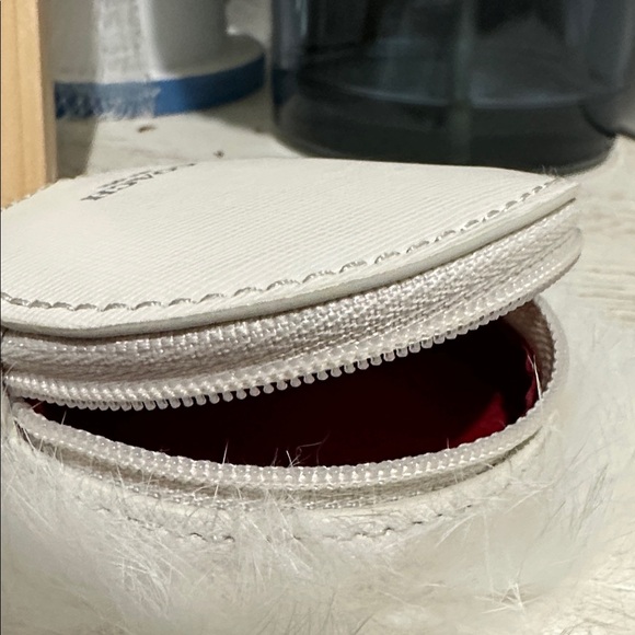 Fluffy White Cat Face Coin Accessory - Picture 2 of 7